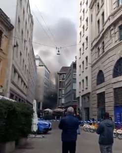 incendio vicino al duomo di milano, su corso vittorio emanuele 7