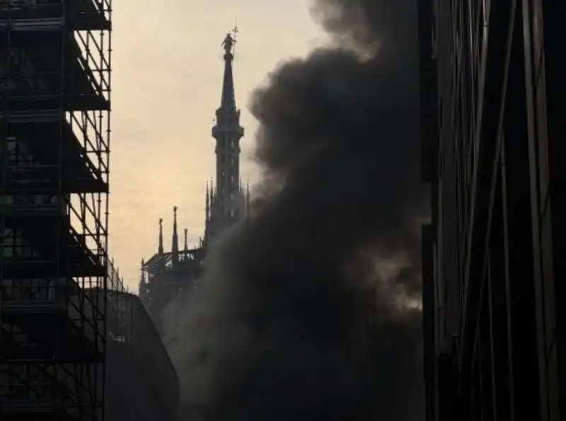 incendio vicino al duomo di milano, su corso vittorio emanuele   9