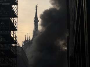 incendio vicino al duomo di milano, su corso vittorio emanuele 9