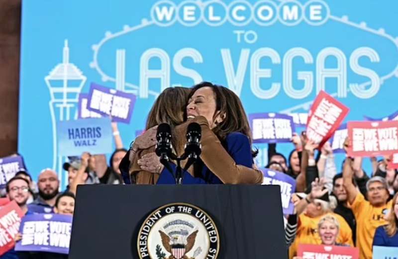 jennifer lopez abbraccia kamala harris a las vegas