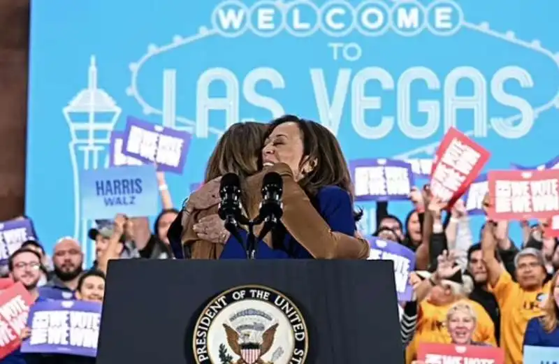 jennifer lopez abbraccia kamala harris a las vegas   