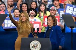 jennifer lopez con kamala harris a las vegas