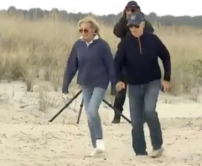 JOE BIDEN CON JILL FATICA A CAMMINARE IN SPIAGGIA - 3