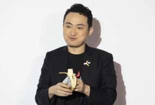 Justin Sun si mangia la banana di maurizio cattelan