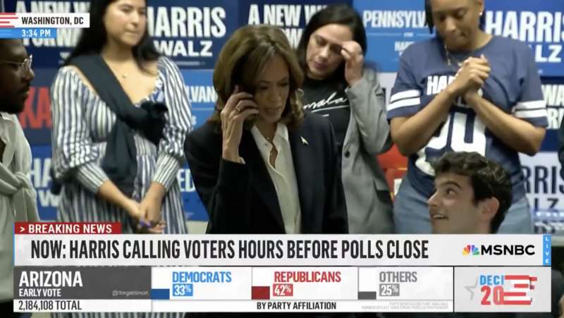 kamala harris fa finta di essere al telefono con un elettrice 1