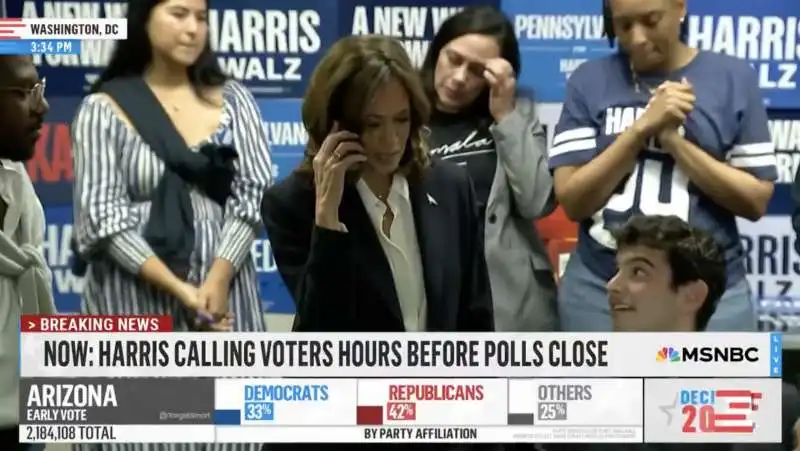 kamala harris fa finta di essere al telefono  con un elettrice   1