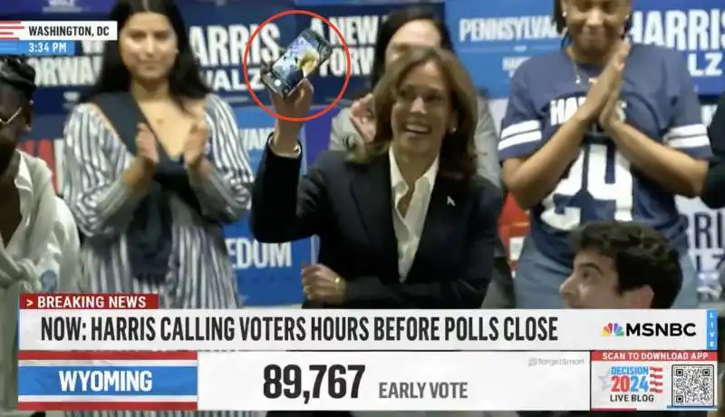 kamala harris fa finta di essere al telefono  con un elettrice   3