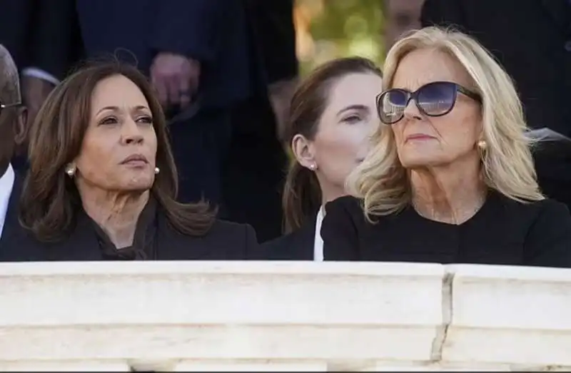 kamala harris   jill biden   veteran day   cimitero di arlington 