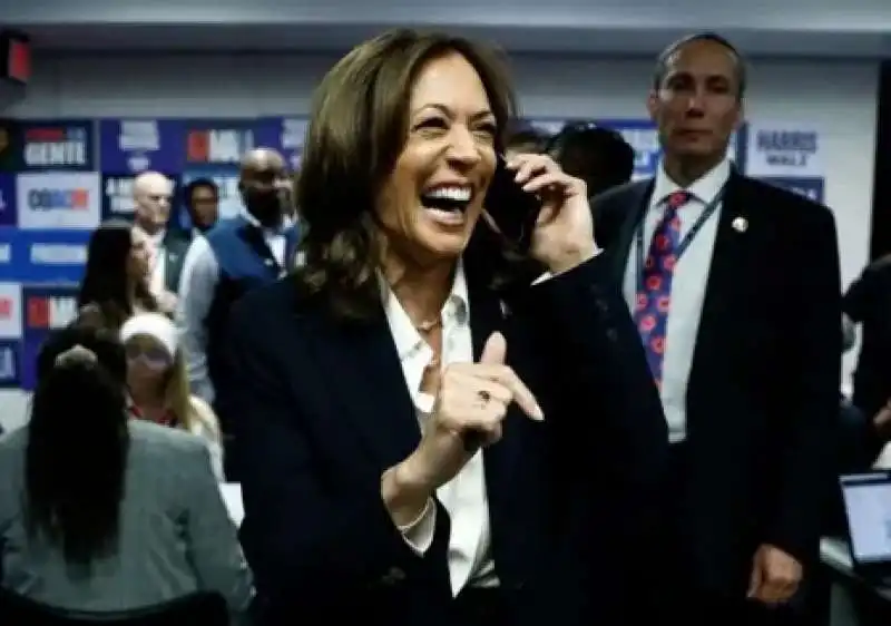 KAMALA HARRIS NEL COMITATO ELETTORALE DURANTE IL VOTO