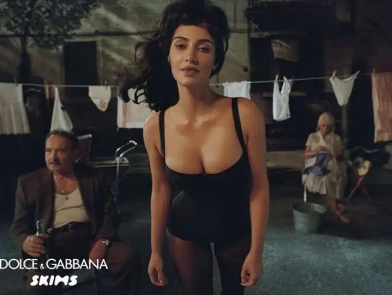 kim kardashian posa per dolce&gabbana x skims 5