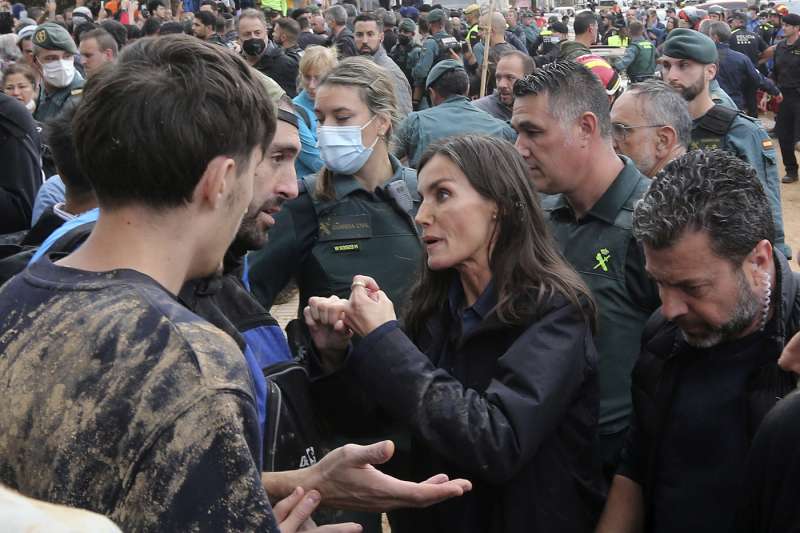 la regina letizia parla con gli alluvionati di paiporta foto lapresse 2