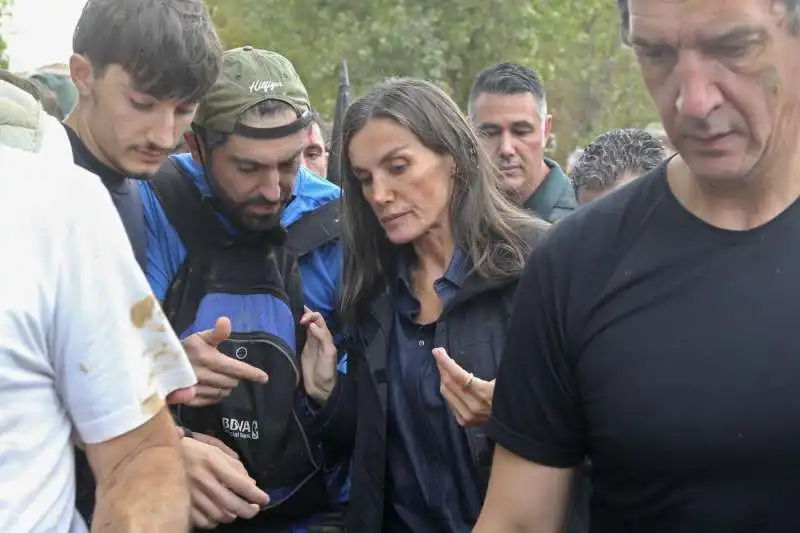 la regina letizia parla con gli alluvionati di paiporta   foto lapresse