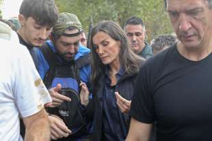 la regina letizia parla con gli alluvionati di paiporta foto lapresse