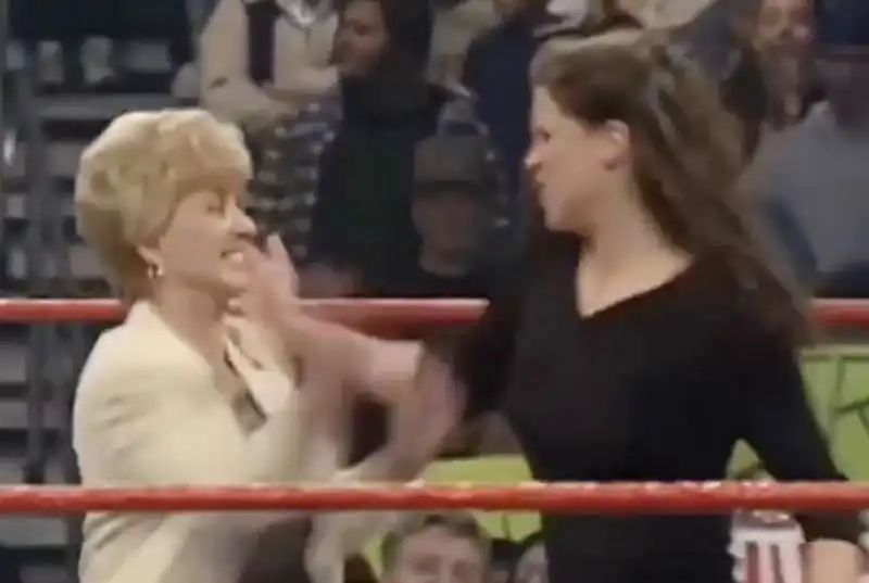 linda mcmahon prende a sberle la figlia stephanie  