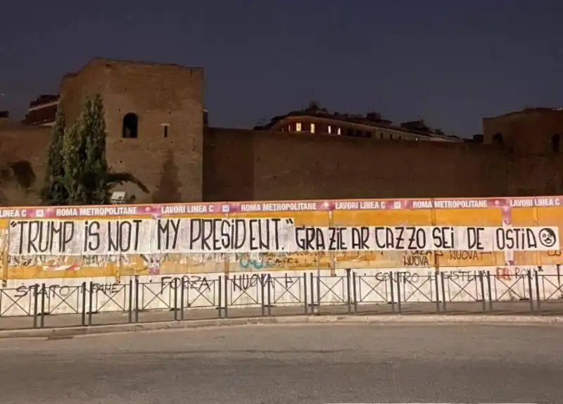 LO STRISCIONE A ROMA SU TRUMP IN ZONA PORTA METRONIA