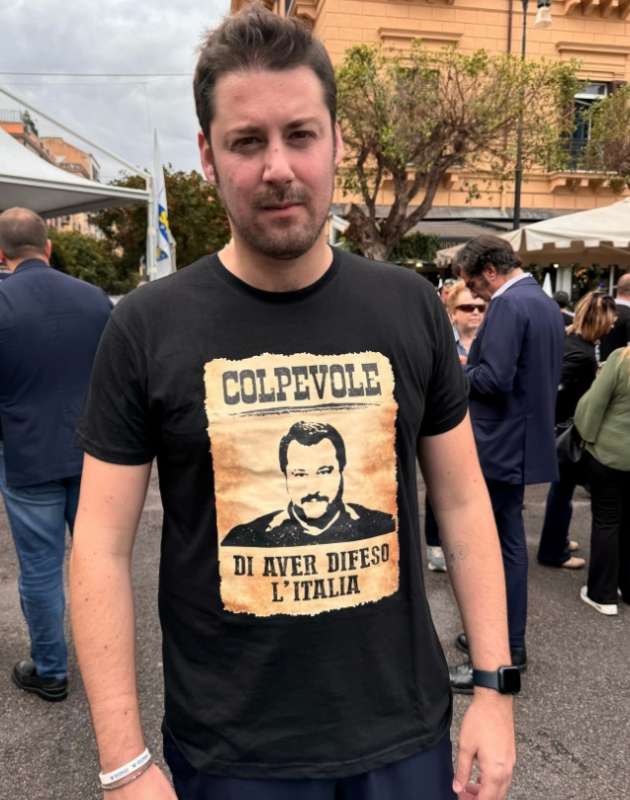 luca toccalini con la maglietta di salvini