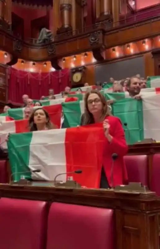 opposizioni alla camera con il tricolore contro l autonomia 