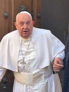 papa francesco fuori casa di emma bonino 3