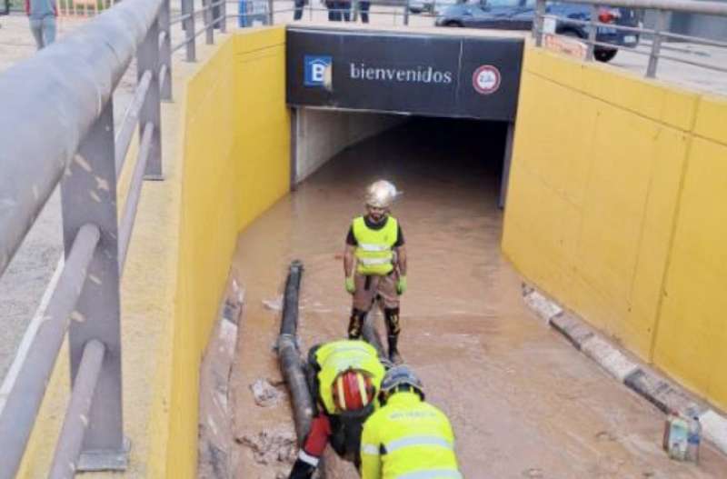 parcheggio del centro commerciale bonaier di aldaya allagato