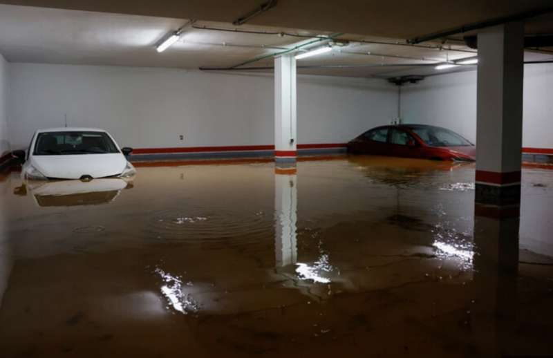 parcheggio del centro commerciale bonaier di aldaya allagato.