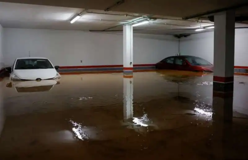 parcheggio del centro commerciale bonaier di aldaya allagato.  