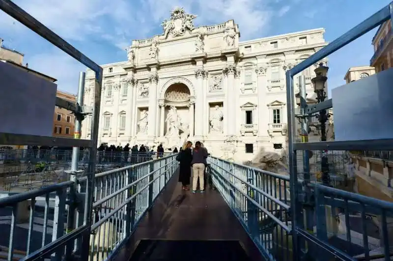 passerella sulla fontana di trevi 7