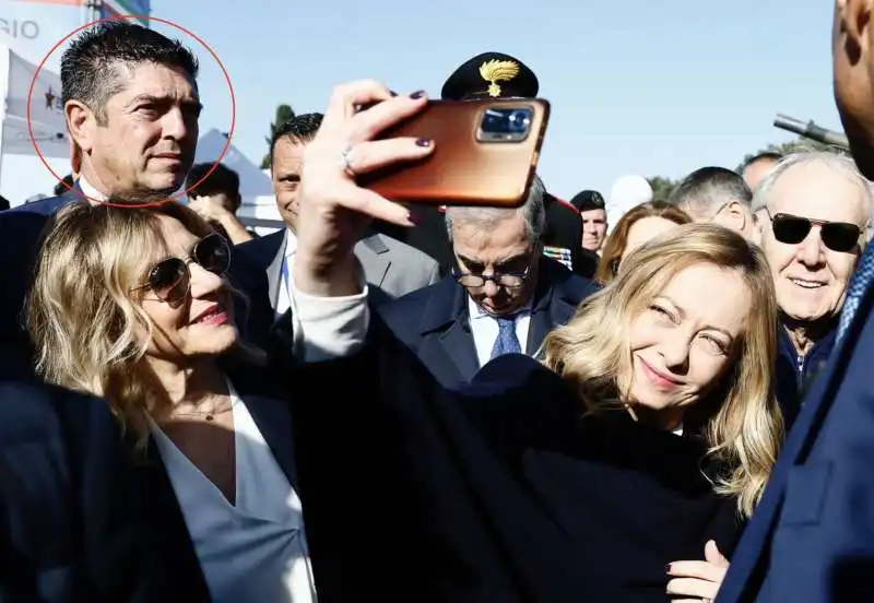 PATRIZIA SCURTI E GIORGIA MELONI (IN ROSSO GIUSEPPE NAPOLI, MARITO DELLA SCURTI E CAPO SCORTA DELLA PREMIER)  - FOTO LAPRESSE