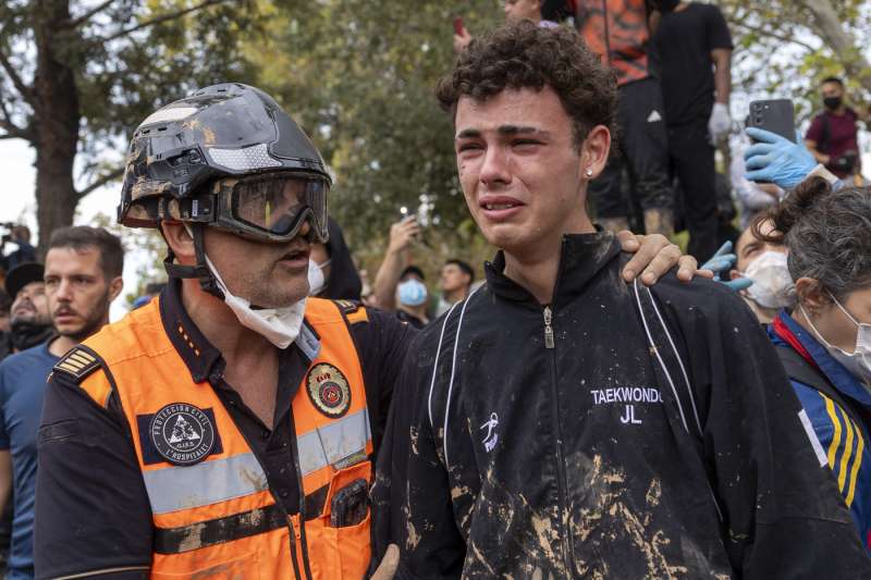 persone in lacrime a paiporta dopo l alluvione foto lapresse