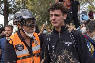 persone in lacrime a paiporta dopo l alluvione foto lapresse