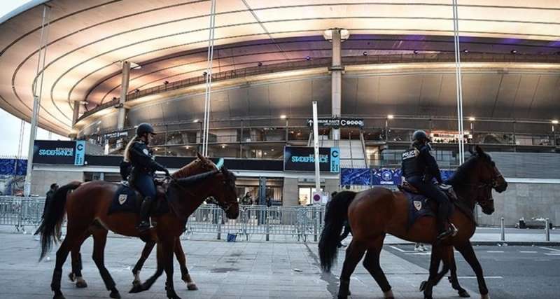 polizia fuori dallo stade de france