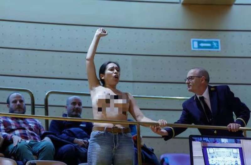 PROTESTA DELLE ATTIVISTE DI FEMEN AL PARLAMENTO SPAGNOLO