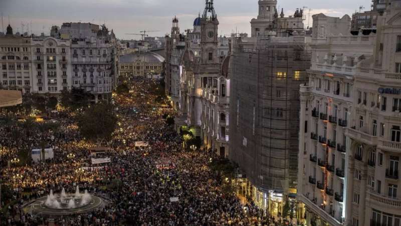 proteste a valencia dopo l'alluvione 1