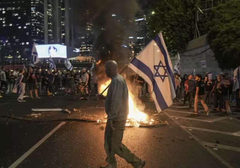 PROTESTE CONTRO NETANYAHU PER IL LICENZIAMENTO DI GALLANT