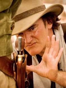 QUENTIN TARANTINO CON UNA PISTOLA