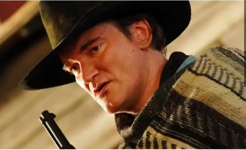 QUENTIN TARANTINO CON UNA PISTOLA