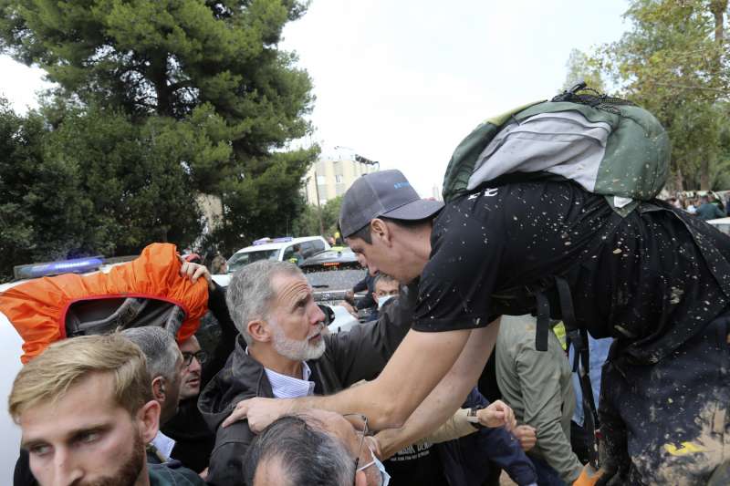 re felipe parla con gli alluvionati di paiporta foto lapresse