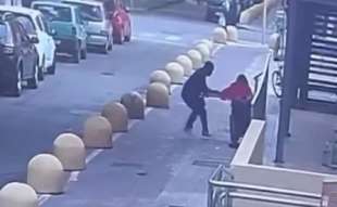 reggio calabria 27enne nigeriano aggredisce coppia di mendicanti 4