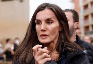 regina letizia di spagna con il fango in faccia