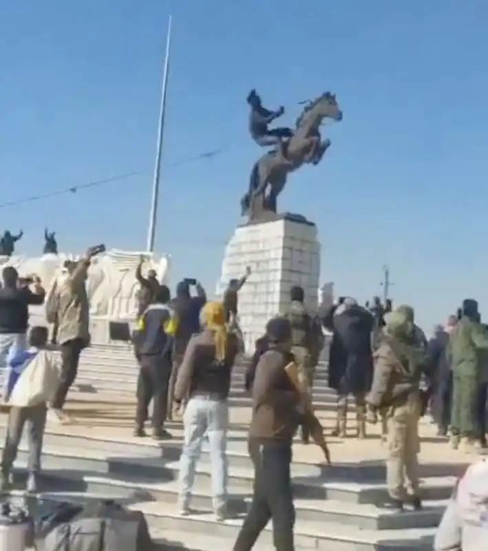 ribelli abbattono la statua di basel el assad ad aleppo