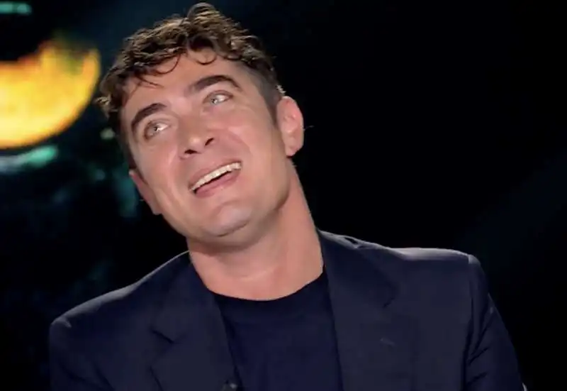 riccardo scamarcio a belve   5