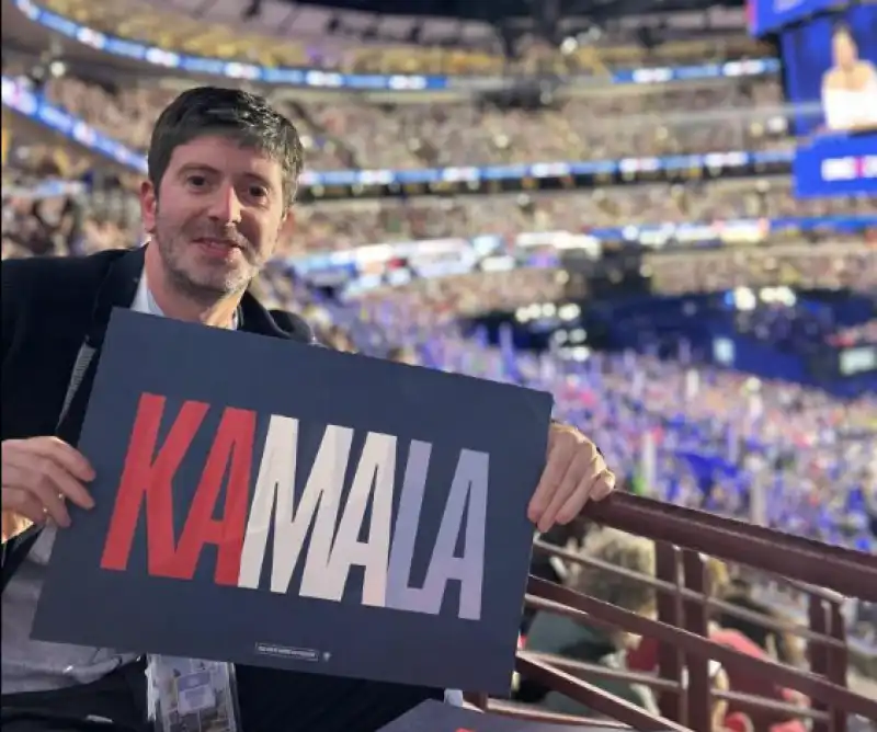 roberto speranza e il cartello per kamala harris