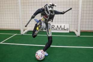 robot calciatore 2