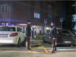 roma torre spaccata il palazzo in cui un 89enne ha cercato di uccidere la moglie