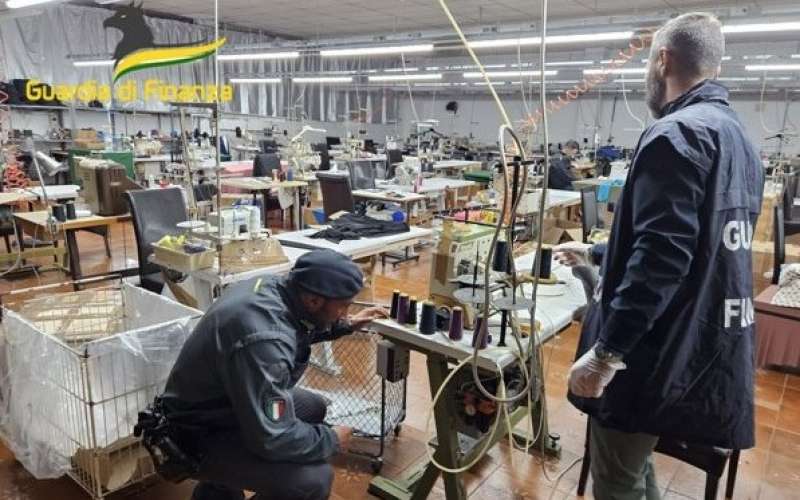 SAMARATE PROVINCIA DI VARESE - CLANDESTINI SFRUTTATI NELLA PRODUZIONE DI ABITI DI ALTA MODA