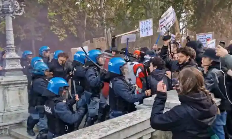 scontrI A BOLOGNA tra collettivi antifascisti e polizia 