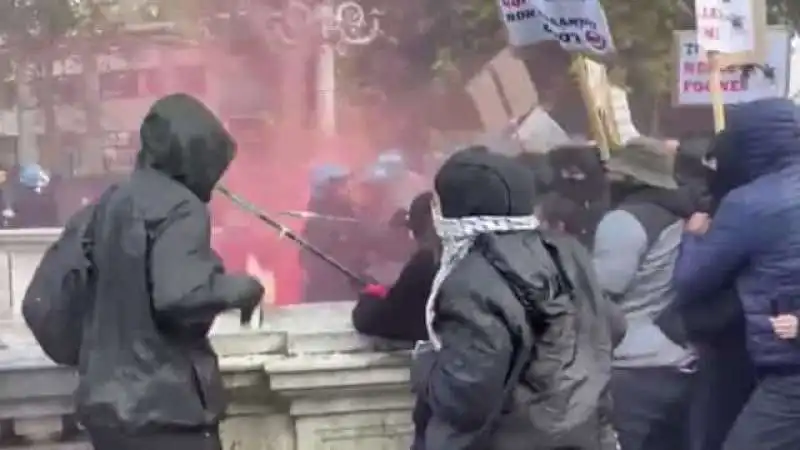 scontrI A BOLOGNA tra collettivi antifascisti e polizia 