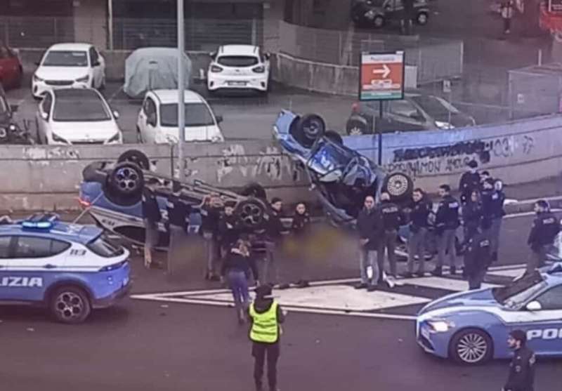 scontro tra due auto della polizia a roma monte mario 1