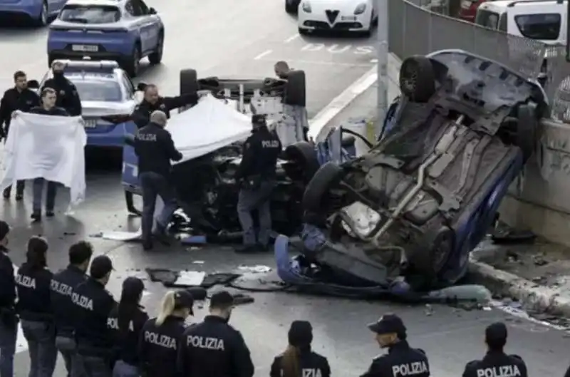 scontro tra due auto della polizia a roma monte mario   2