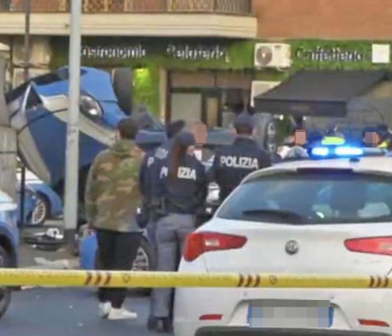 scontro tra due auto della polizia a roma monte mario 3