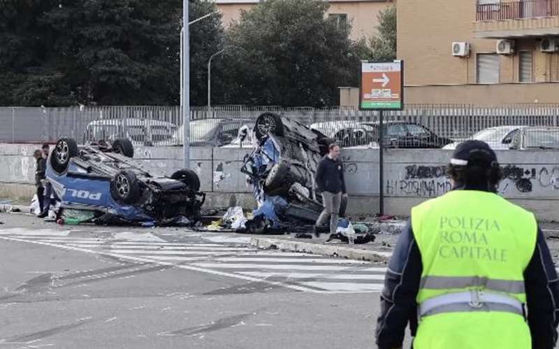 scontro tra due auto della polizia a roma monte mario 4